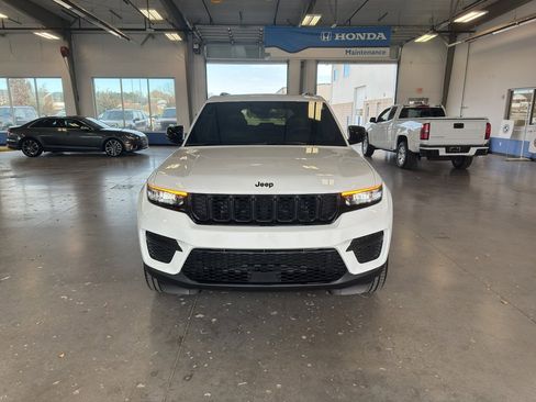 New 2025 Jeep Grand Cherokee Altitude AWD/4WD image 8