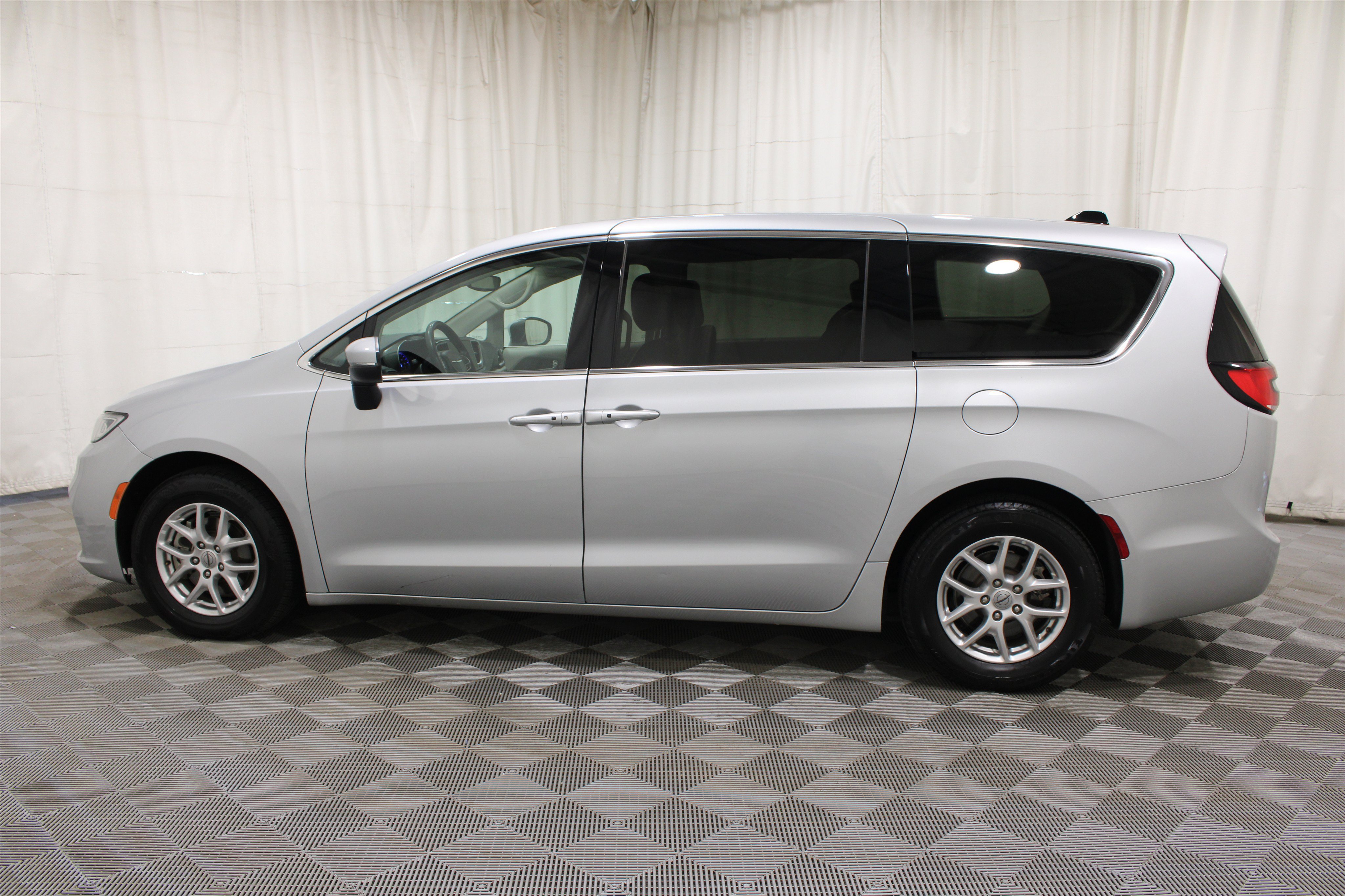 Used 2023 Chrysler Pacifica Touring-L FWD image 34