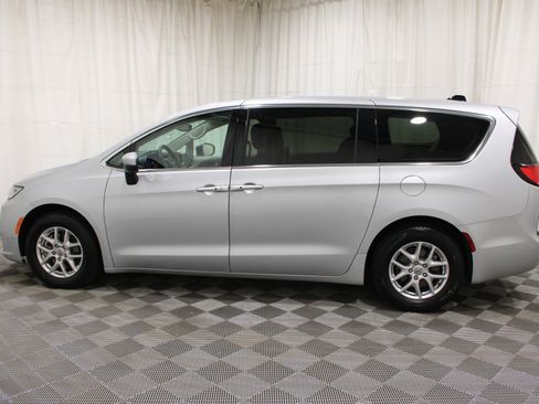 Used 2023 Chrysler Pacifica Touring-L FWD image 34