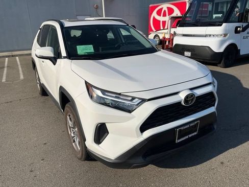 Used 2025 Toyota RAV4 XLE AWD/4WD image 2