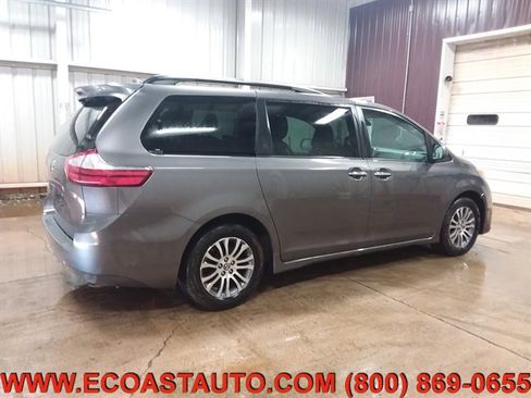Used 2019 Toyota Sienna XLE image 2