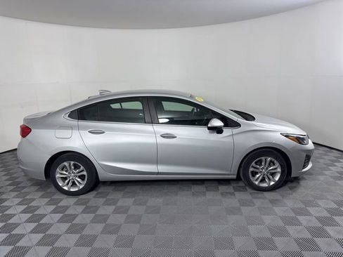 Used 2019 Chevrolet Cruze LT image 2