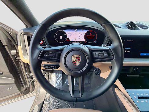 Used 2025 Porsche Cayenne Coupe image 40