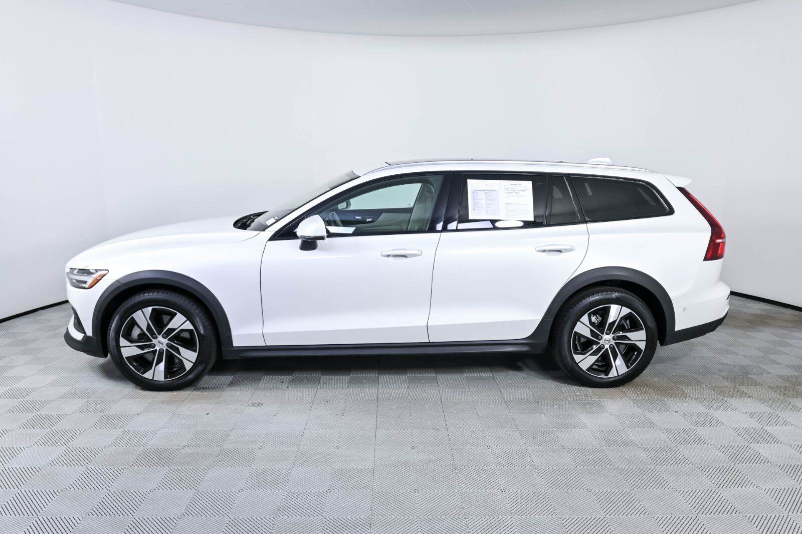 Used 2025 Volvo V60 B5 Cross Country Plus AWD/4WD image 2