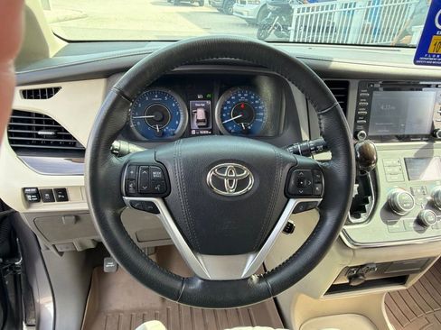 Used 2018 Toyota Sienna XLE w/ XLE Navigation Package FWD image 17