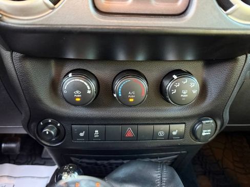 Used 2018 Jeep Wrangler Rubicon w/ Cold Weather Group AWD/4WD image 21