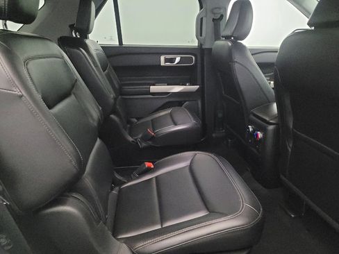 Used 2022 Ford Explorer XLT w/ Equipment Group 202A AWD/4WD image 19