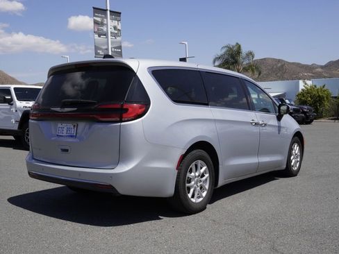 Certified 2023 Chrysler Pacifica Touring-L FWD image 3