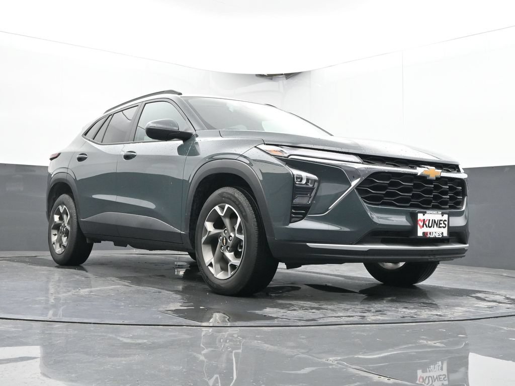 Used 2025 Chevrolet Trax LT FWD image 32