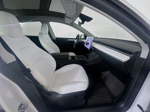 Used 2024 Tesla Model Y Long Range image 32