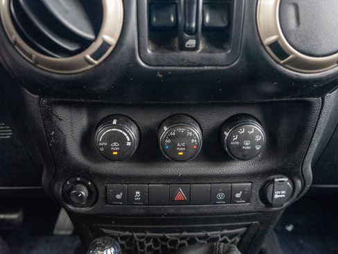 Used 2017 Jeep Wrangler Unlimited Sahara AWD/4WD image 17