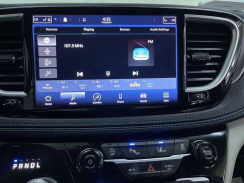 Used 2021 Chrysler Pacifica Touring w/ Cold Weather Group image 21