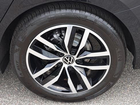 Certified 2025 Volkswagen Jetta SE FWD image 30