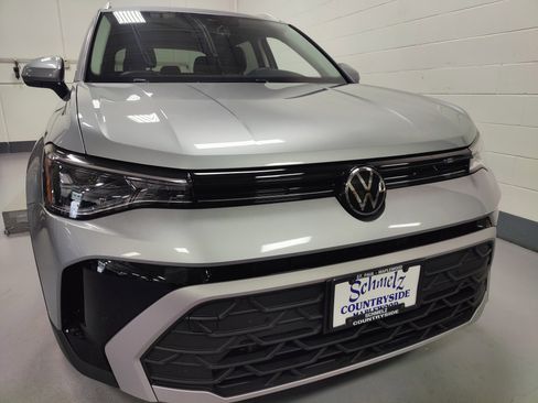 Used 2025 Volkswagen Taos SE image 2