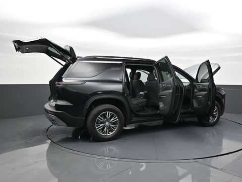 Used 2025 Chevrolet Traverse LT FWD image 25