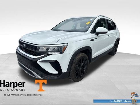 Used 2023 Volkswagen Taos SE w/ Panoramic Sunroof Package FWD image 1