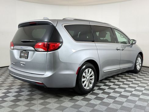 Used 2019 Chrysler Pacifica Touring-L image 9