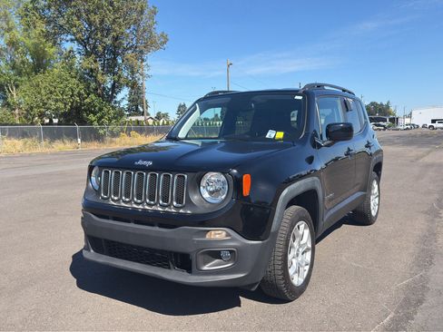 Used 2018 Jeep Renegade Latitude w/ UConnect 8.4 Nav Group AWD/4WD image 4