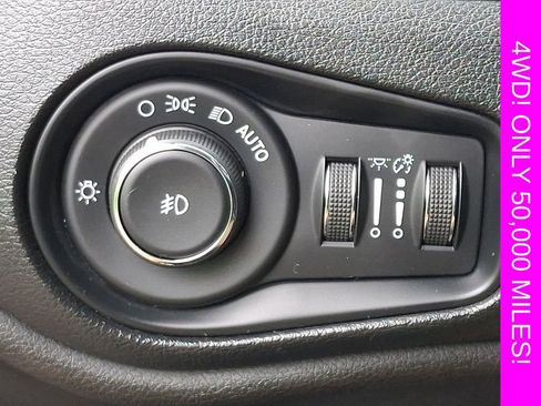 Used 2018 Jeep Renegade Latitude w/ Cold Weather Group AWD/4WD image 24