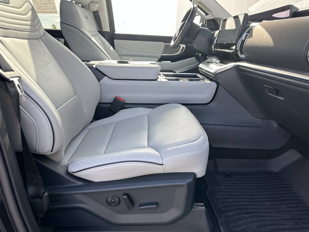 Used 2025 Ford Expedition Platinum w/ Platinum Ultimate Package AWD/4WD image 38