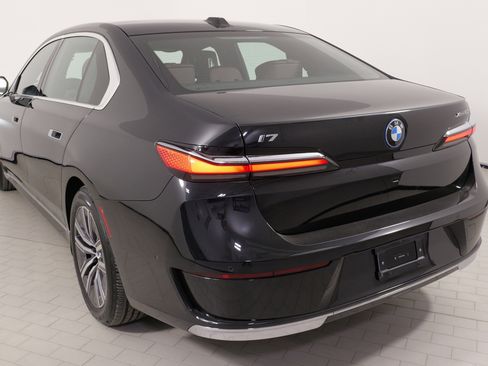 Used 2024 BMW i7 xDrive60 w/ Executive Package image 11