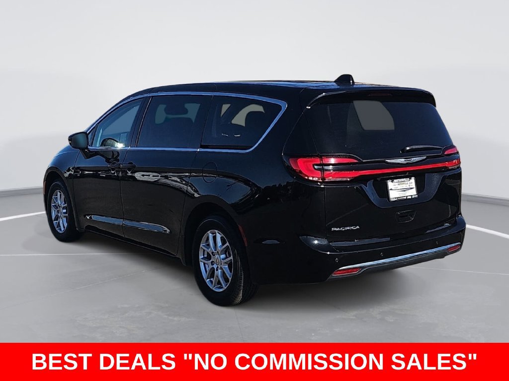 Used 2024 Chrysler Pacifica Touring-L FWD image 5