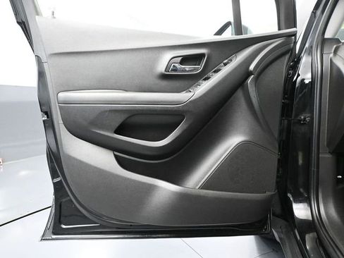 Used 2019 Chevrolet Trax LT w/ LT Convenience Package image 17