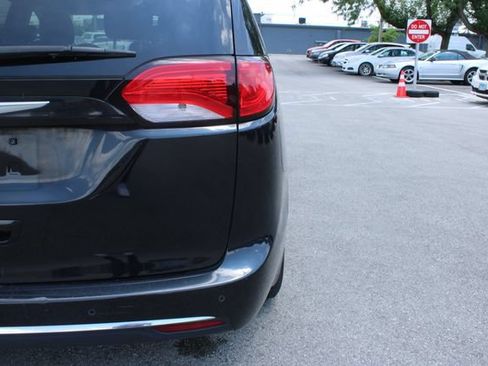 Used 2018 Chrysler Pacifica Touring-L Plus w/ Tire & Wheel Group FWD image 41