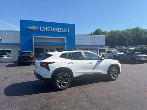 Used 2024 Chevrolet Trax LT w/ Driver Confidence Package FWD image 2