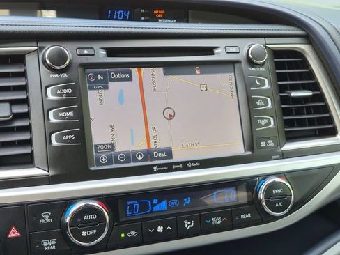 Used 2018 Toyota Highlander XLE AWD/4WD image 12