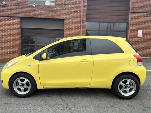 Used 2010 Toyota Yaris 2-Door Hatchback FWD image 6
