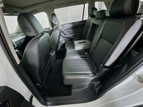 Used 2024 Volkswagen Tiguan SE image 25