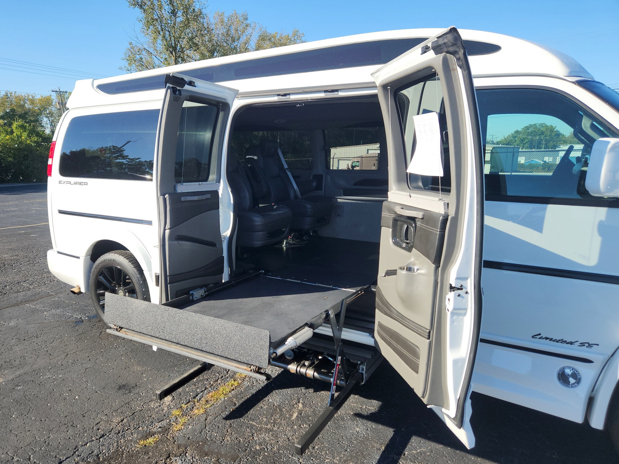 Used 2020 Chevrolet Express 2500 Extended w/ Enhanced Convenience Package RWD image 18
