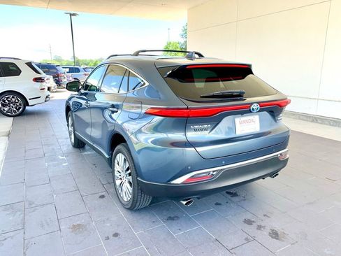 Used 2022 Toyota Venza XLE image 7