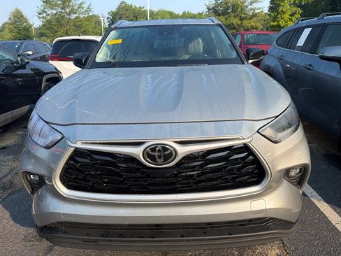 Used 2021 Toyota Highlander XLE FWD image 3