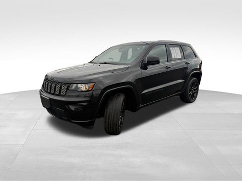 Used 2019 Jeep Grand Cherokee Altitude image 3