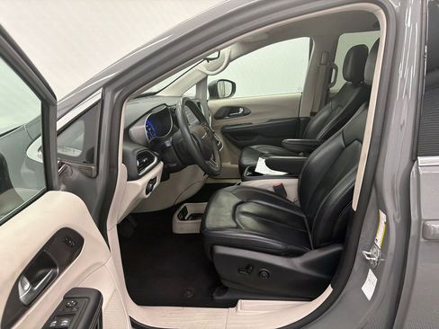 Used 2023 Chrysler Pacifica Touring-L image 9