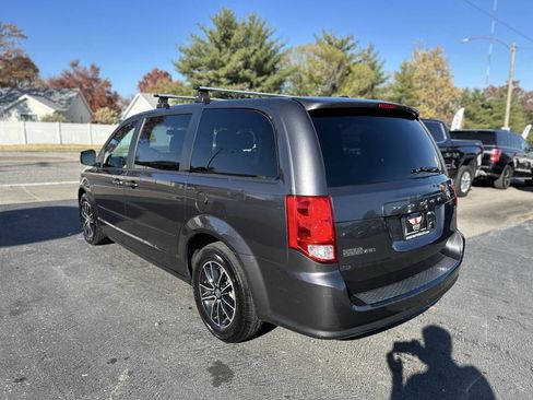 Used 2017 Dodge Grand Caravan SXT w/ Blacktop Package image 4