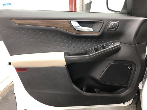 Used 2020 Ford Escape Titanium image 14