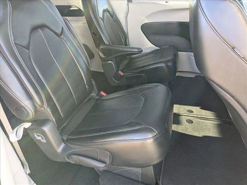 Used 2024 Chrysler Pacifica Touring-L image 21
