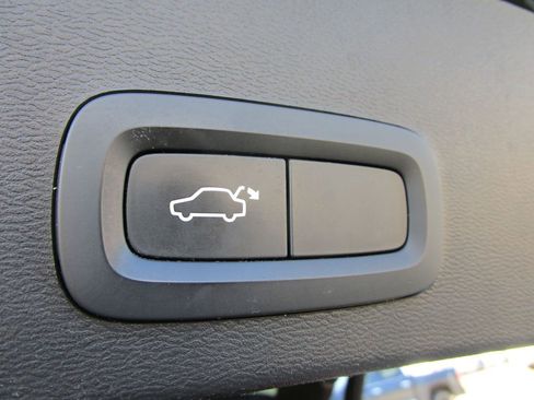 Used 2022 Volvo XC40 T5 Momentum AWD/4WD image 13