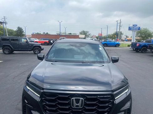 Used 2025 Honda Pilot Black Edition image 9