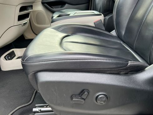 Used 2023 Chrysler Pacifica Touring-L image 15