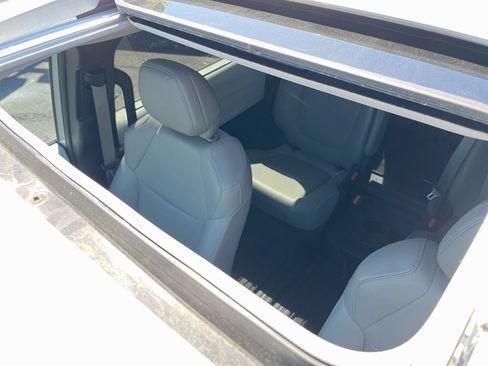 Used 2025 Toyota Sienna XLE w/ XLE Plus Package FWD image 33