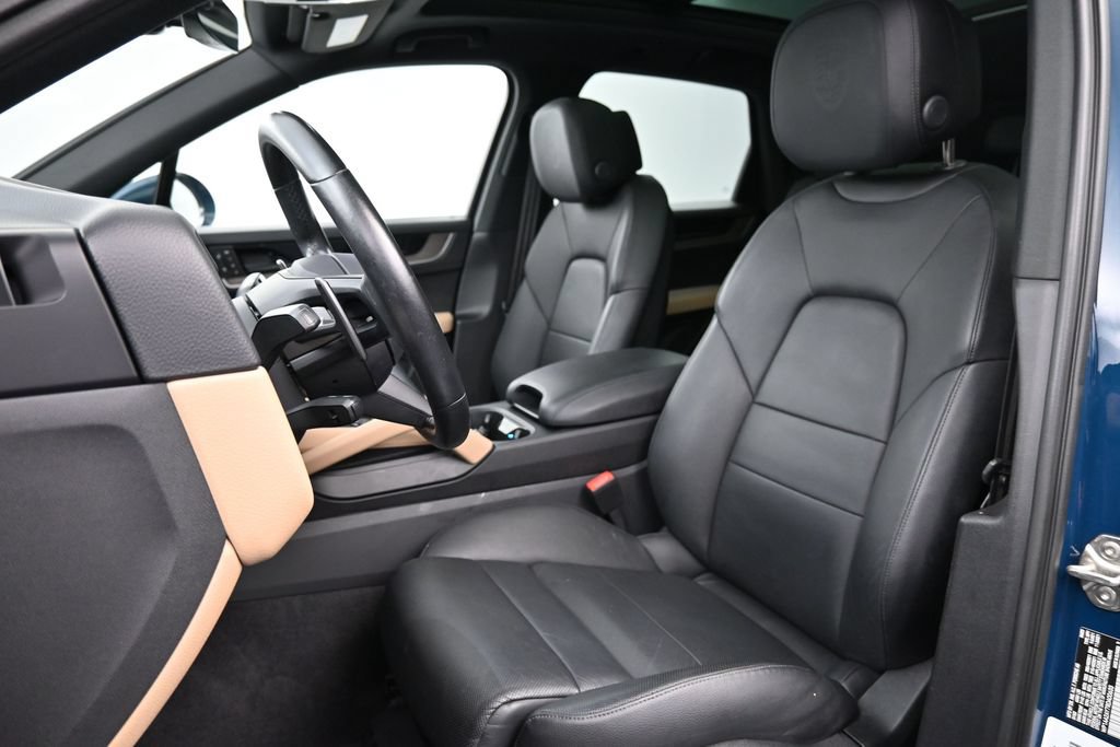 Certified 2024 Porsche Cayenne AWD/4WD image 5