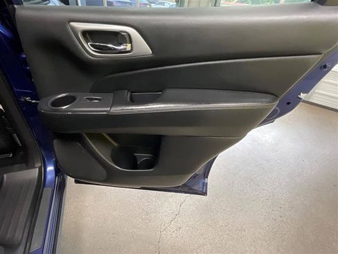 Used 2019 Nissan Pathfinder SV AWD/4WD image 16