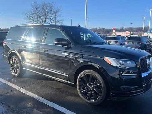 Used 2023 Lincoln Navigator L Reserve image 2