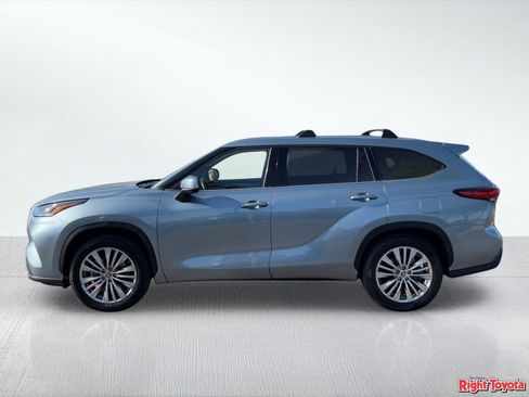 Used 2023 Toyota Highlander Platinum FWD image 2