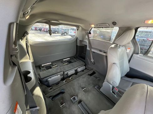 Used 2017 Toyota Sienna XLE image 28