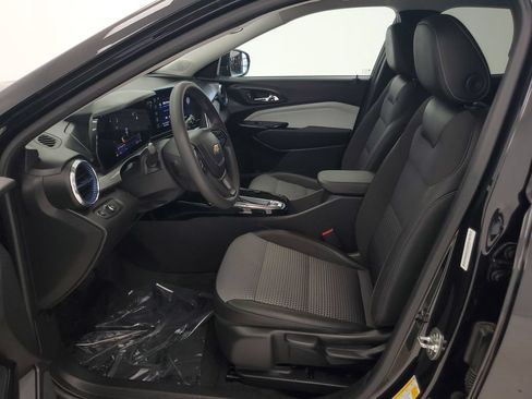 Used 2025 Chevrolet Trax LT FWD image 12